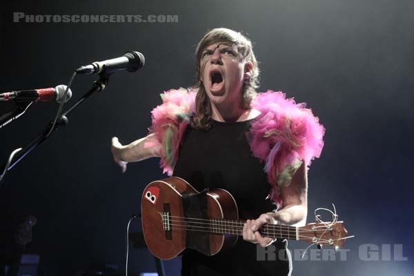 TUNE YARDS - 2011-06-02 - PARIS - Cafe de la Danse - 